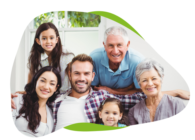 Integrantes de la familia felices viendo hacia la cámara